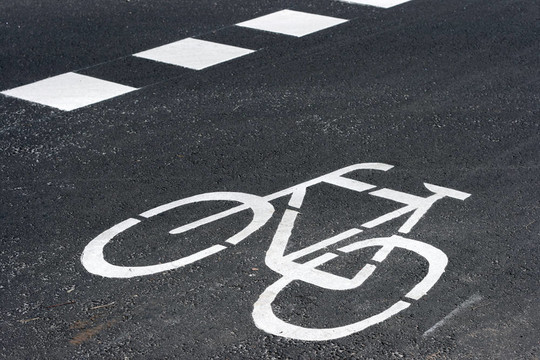 自行車道路標志漆在停機坪