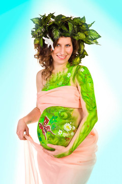 孕妇与身体艺术绿叶