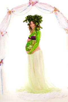 孕妇与身体艺术绿叶