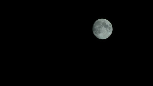 滿月在晴朗的夜晚