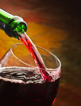 酒倒入瓶中的玻璃杯