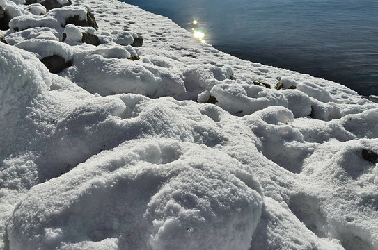 覆蓋著雪的巖石海岸