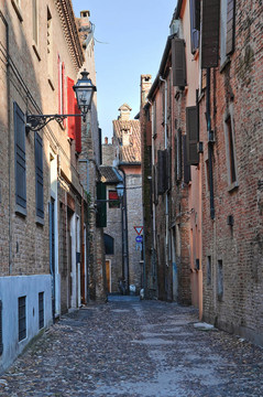 小巷。Ferrara。Emilia Romagna。意大利.