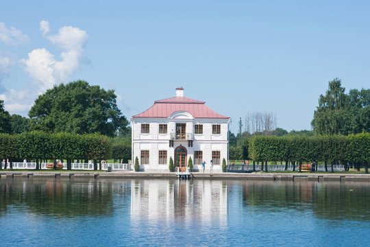 泥炭的宮殿。Peterhof（Petrodvorets）；圣彼得堡；Russi