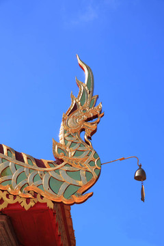 金色的蛇（納加）在寺廟的屋頂