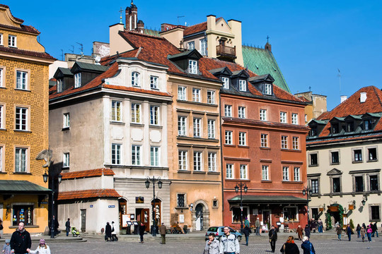 华沙市中心的彩色建筑。波兰