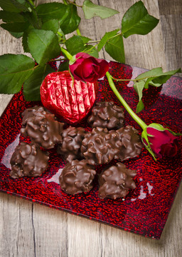 玫瑰和Schokoladenherz am Valentinstag