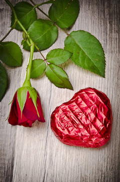 在valentinsday玫瑰和巧克力的心
