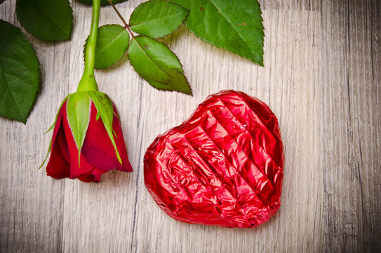在valentinsday玫瑰和巧克力的心