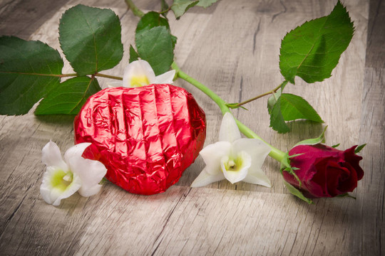玫瑰和Schokoladenherz am Valentinstag