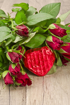 玫瑰和Schokoladenherz am Valentinstag