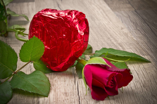 在valentinsday玫瑰和巧克力的心