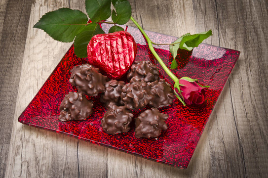 玫瑰和Schokoladenherz am Valentinstag