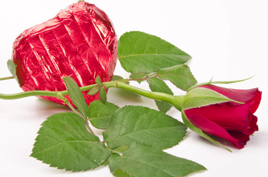 玫瑰和Schokoladenherz am Valentinstag