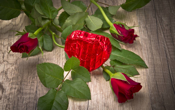 在valentinsday玫瑰和巧克力的心