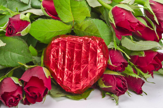 玫瑰和Schokoladenherz am Valentinstag