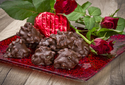 玫瑰和Schokoladenherz am Valentinstag