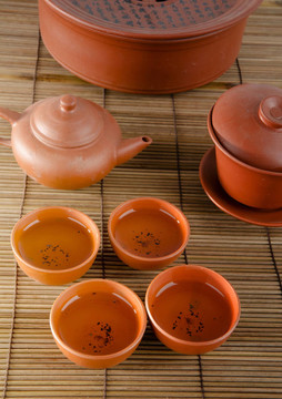 白色背景的中國陶瓷茶具和杯子。