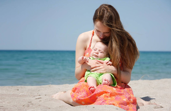 海灘上的母親和嬰兒