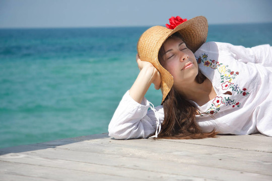 年輕迷人的女人在海上背景