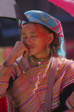 年輕的花苗族民族的女人