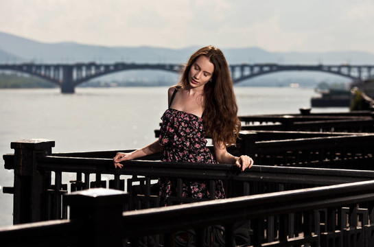 美麗的女人與橋城市背景