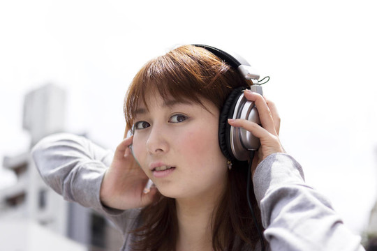戴耳機的年輕女人