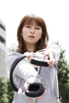 戴耳機(jī)的年輕女人