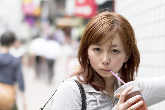 年輕漂亮的女人喝果汁