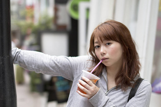 年輕漂亮的女人喝果汁