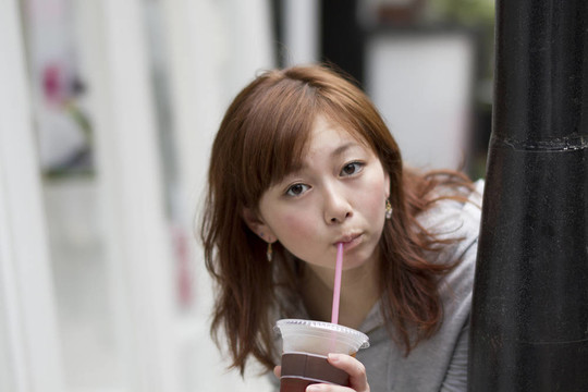 年輕漂亮的女人喝果汁