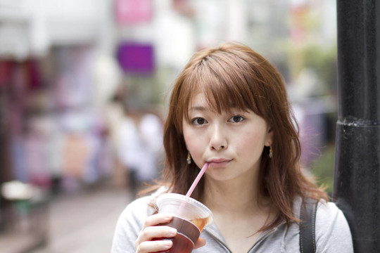 年輕漂亮的女人喝果汁