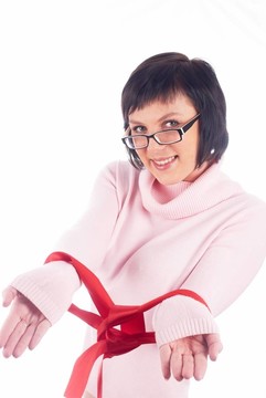 帶紅帶子的女人