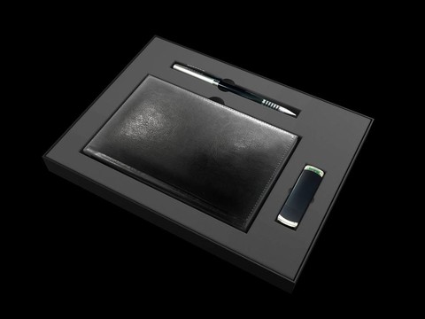 帶記事本的黑色盒；筆和閃存驅(qū)動器