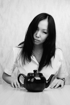 女孩在桌子上休息