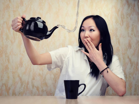 女孩和茶壺