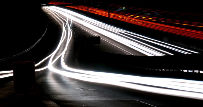 夜晚高速公路上模糊的燈光