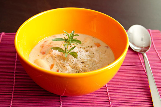 在一個橘子碗鮮扁豆湯