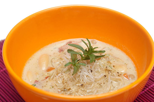 在一個橘子碗鮮扁豆湯