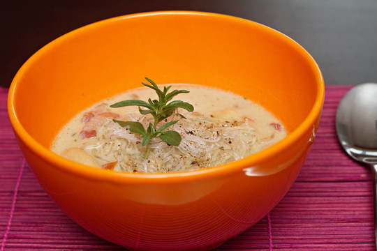 在一個(gè)橘子碗鮮扁豆湯