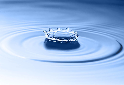 冰水飛濺。冠水