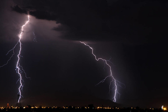 晚上的雷電