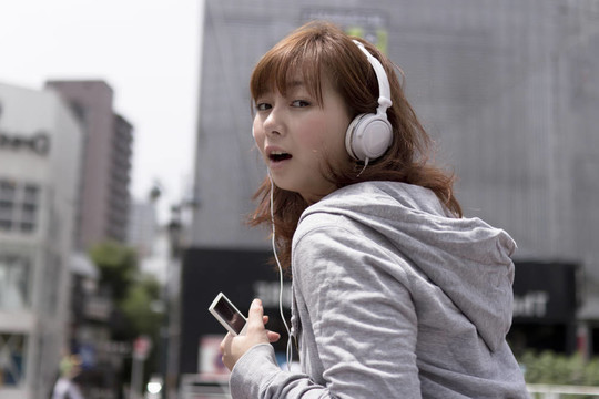 戴耳機(jī)的年輕女人
