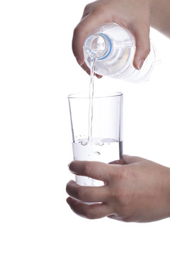 將水倒入玻璃