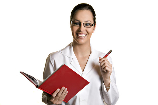 年輕友善的女人在書中記筆記