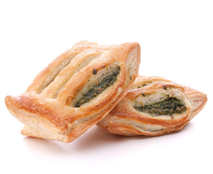 白色背景上的酥皮小圓面包。