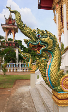 在佛教寺廟前的納迦雕像