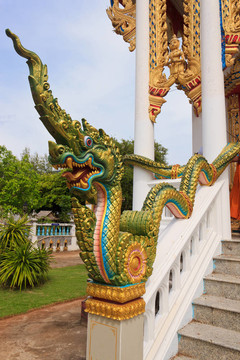 在佛教寺廟前的納迦雕像