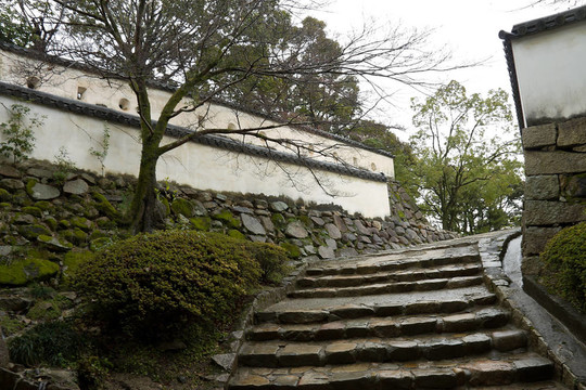 岡山城堡的樓梯和墻壁；日本