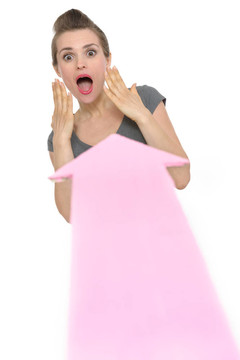 大矢指著驚恐的女商人孤立